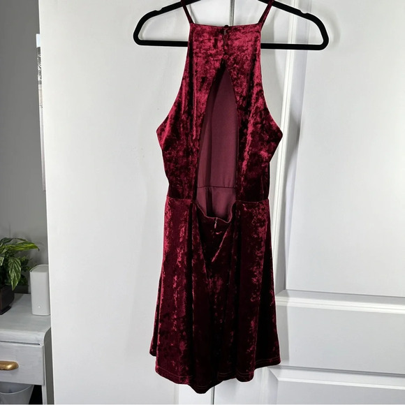 LuLu’s Burgundy Velvet Backless Skater dress style 66233 size Medium GUC - Picture 3 of 13